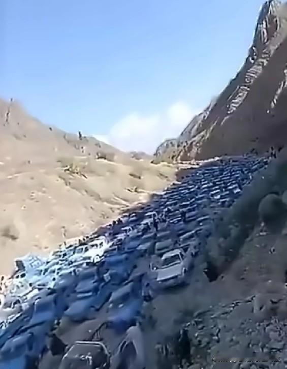 哎，伊美冲突打了这么久，没想到伊巴边境山谷地带走私石油的车，一眼都望不到头了！