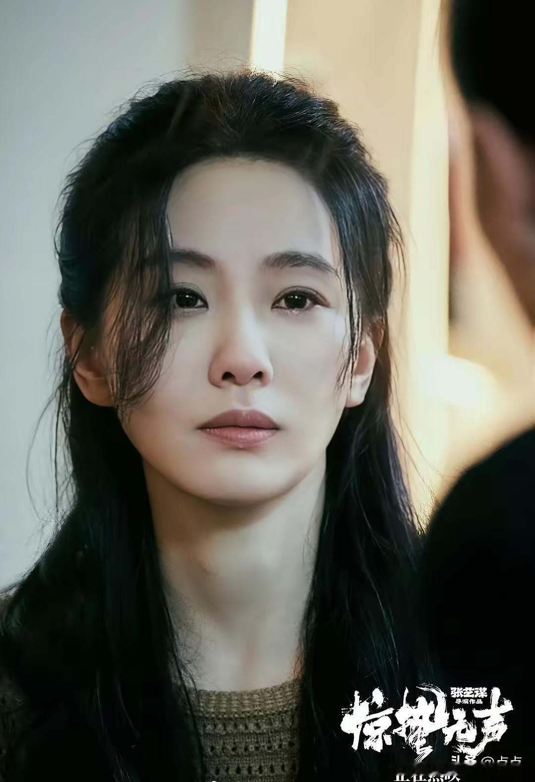 还得是张艺谋导演。
虽说他春节档上映的《惊蛰无声》票房表现平平，豆瓣评分仅6.2
