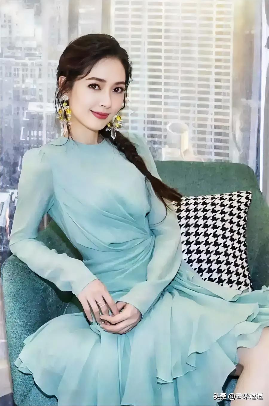 优雅蓝裙，都市风范，时尚与自然完美融合