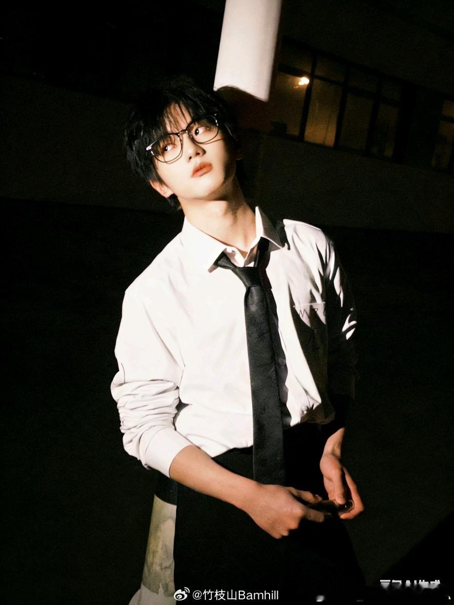 建设方框眼镜穆 