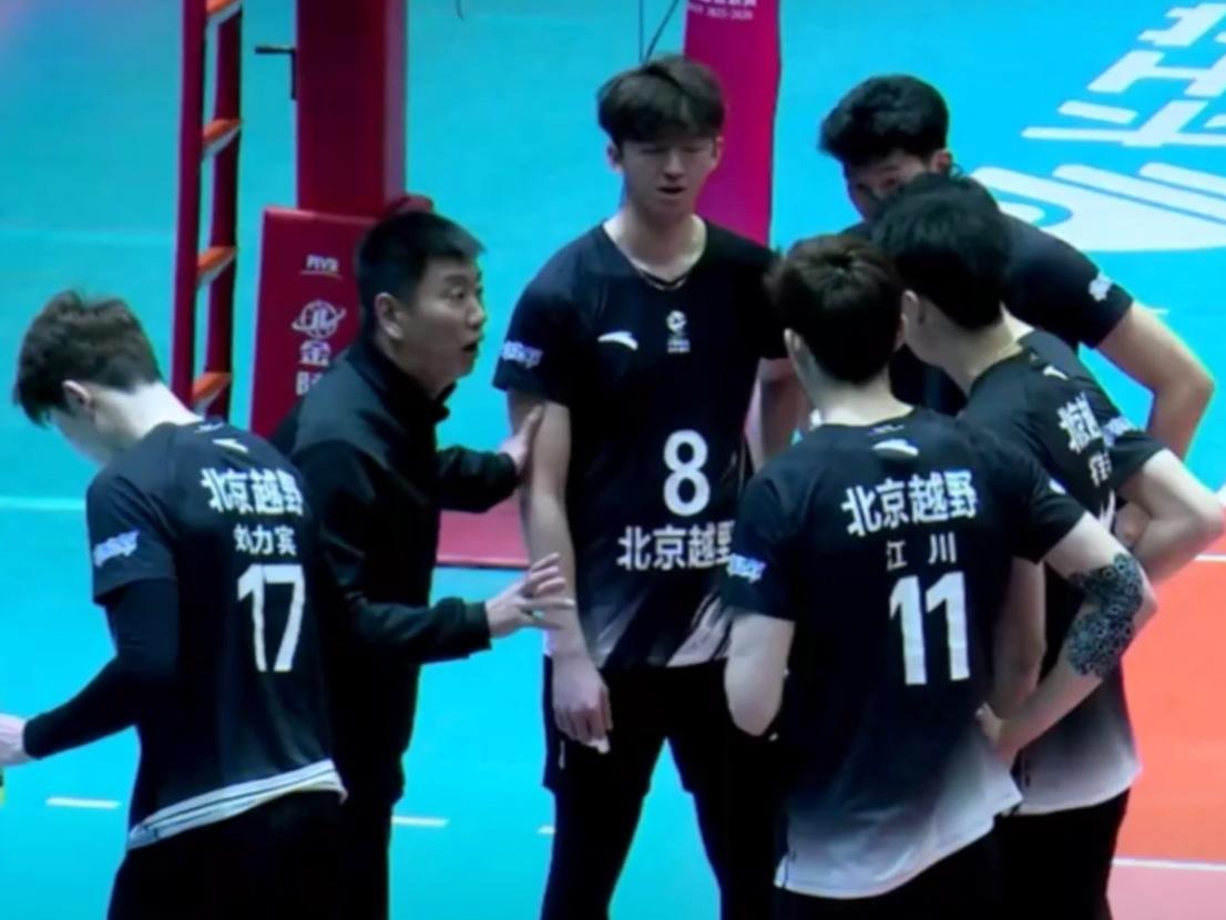 男排生死战：保定沃隶渐入佳境，首局21 - 25落败后，以25 - 19扳回一城