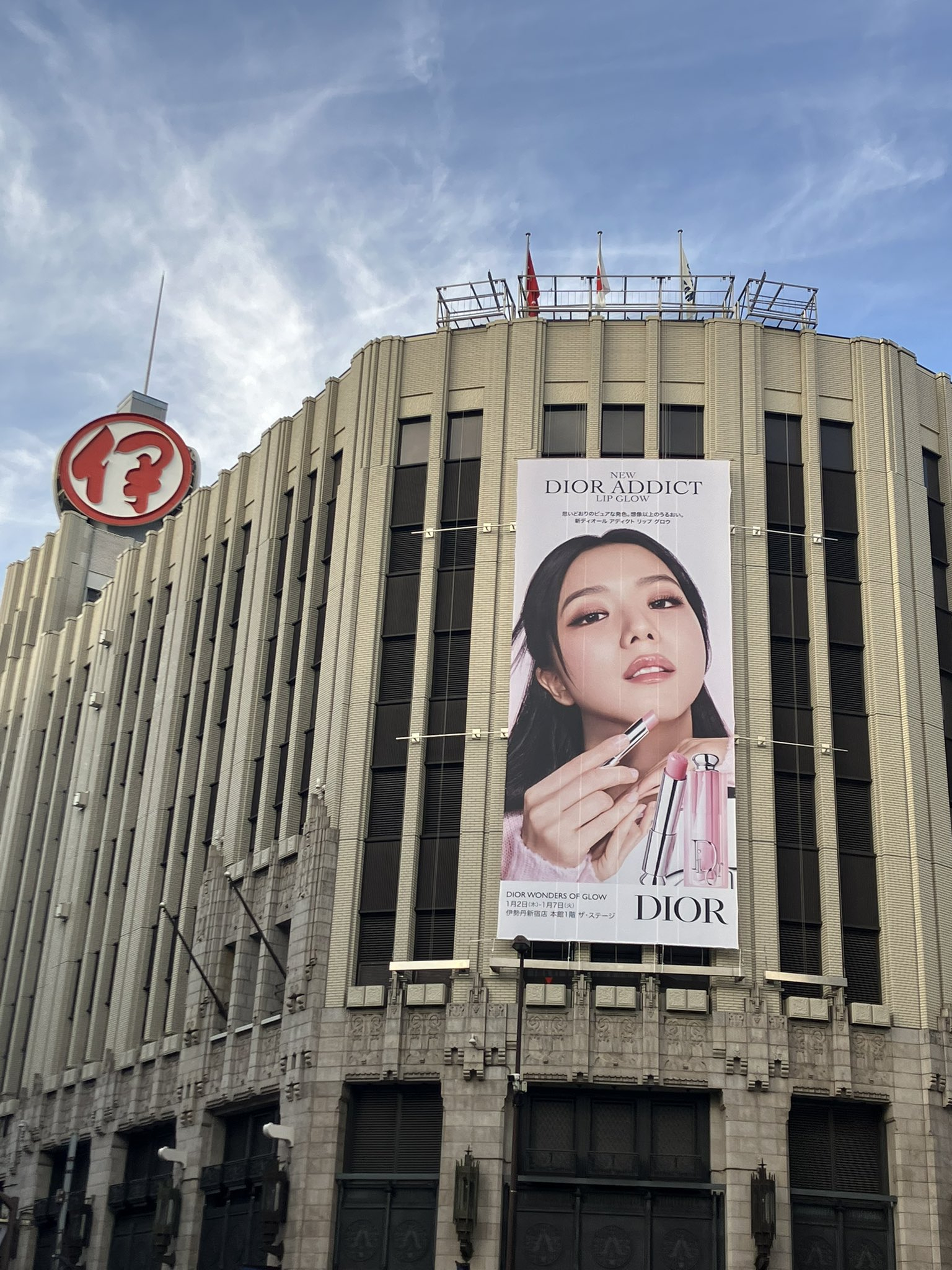 哇，外网已经有粉丝拍到秀在日本新宿伊势丹百货大楼的DIOR地广了啊DIOR一楼在