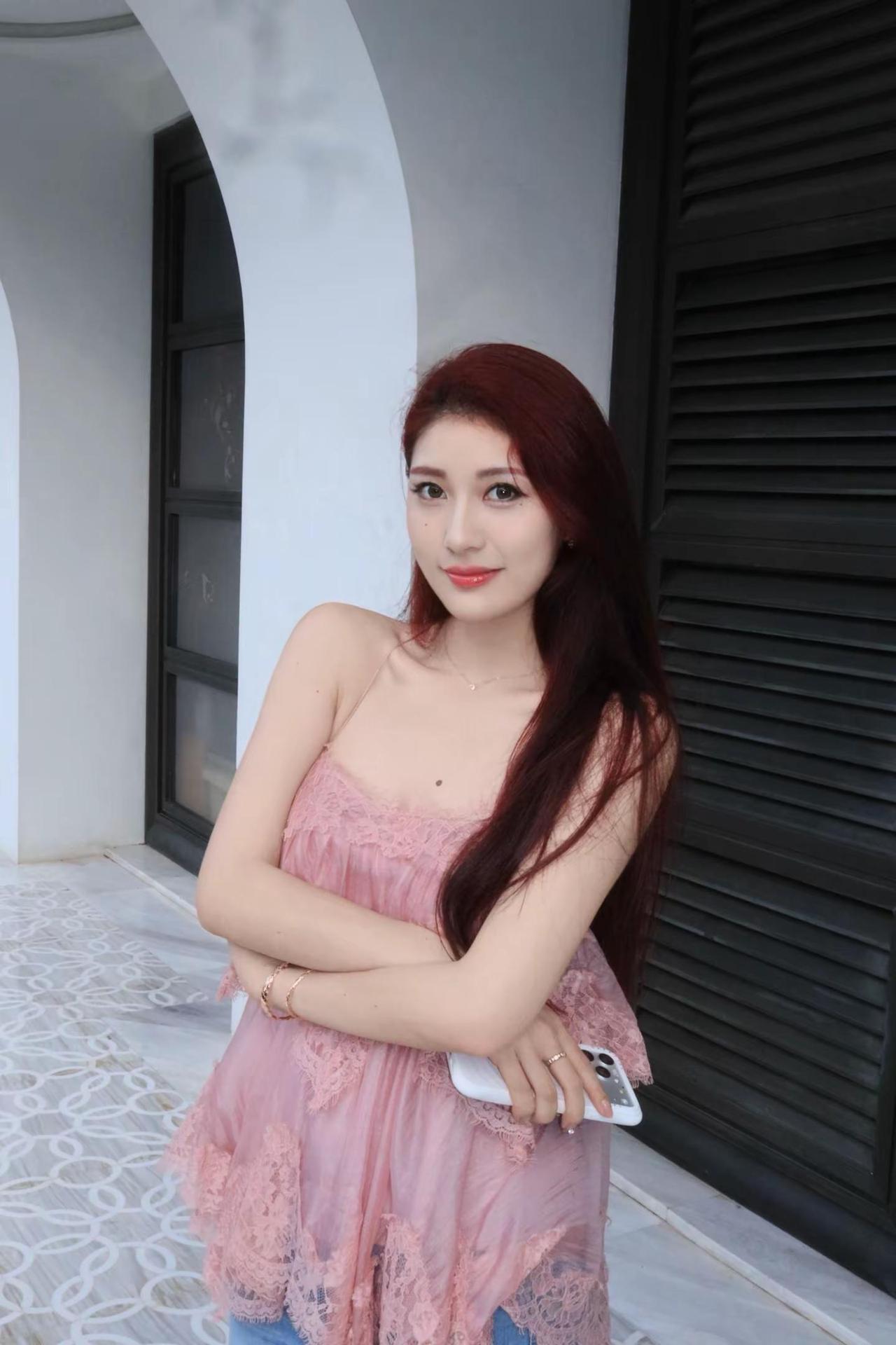 绿光森林。度假穿搭