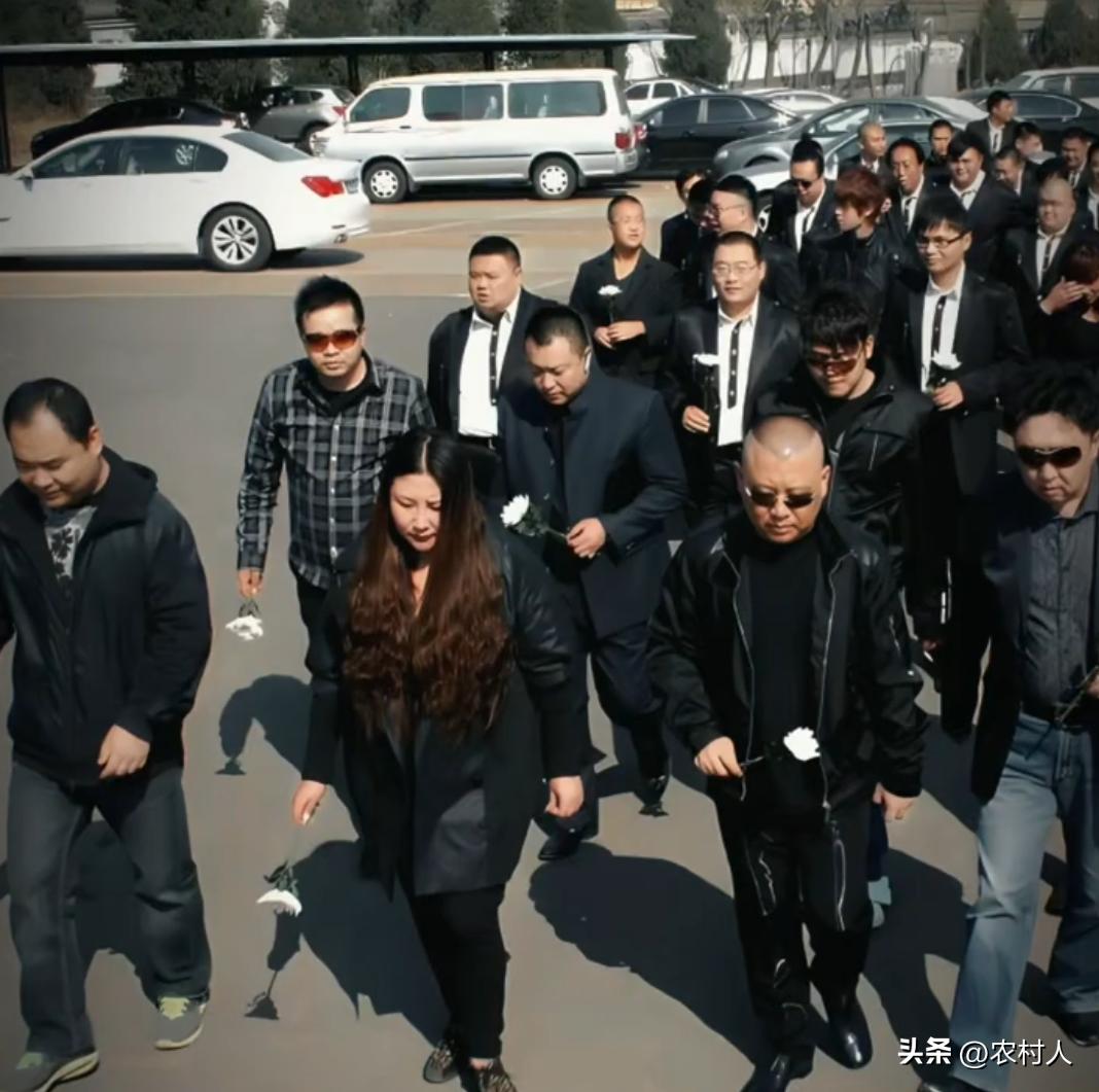 这是郭德纲带领德云社全体成员前往北京天寿陵园，祭拜恩师侯耀文先生的现场实拍。每年