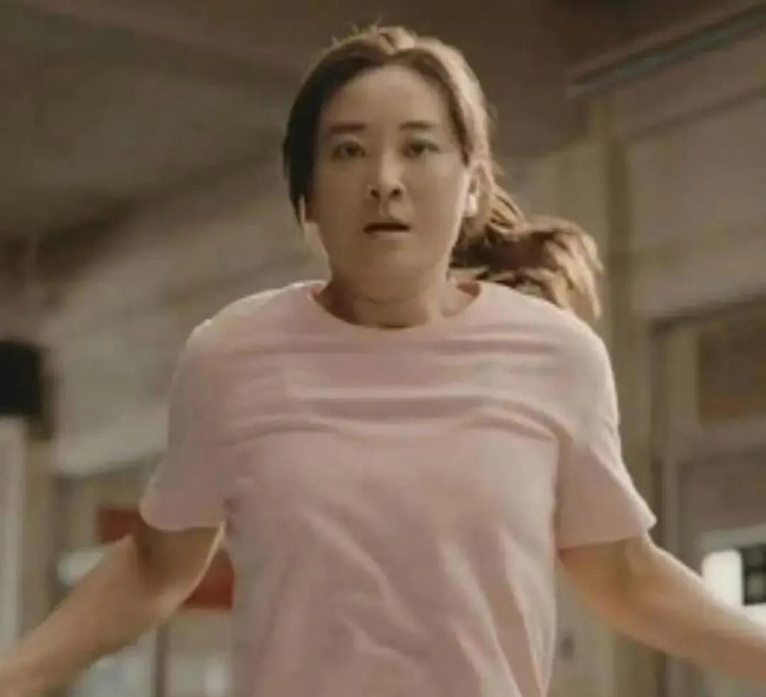 贾玲主演的电影《热辣滚烫》剧照曝光。

近日，贾玲主演的新电影《热辣滚烫》的剧照