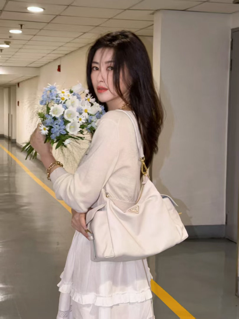 朱珠捧花照朱珠把白裙穿成高定 无需红毯加持，一袭白裙配捧花，朱珠随手拍都是高定级