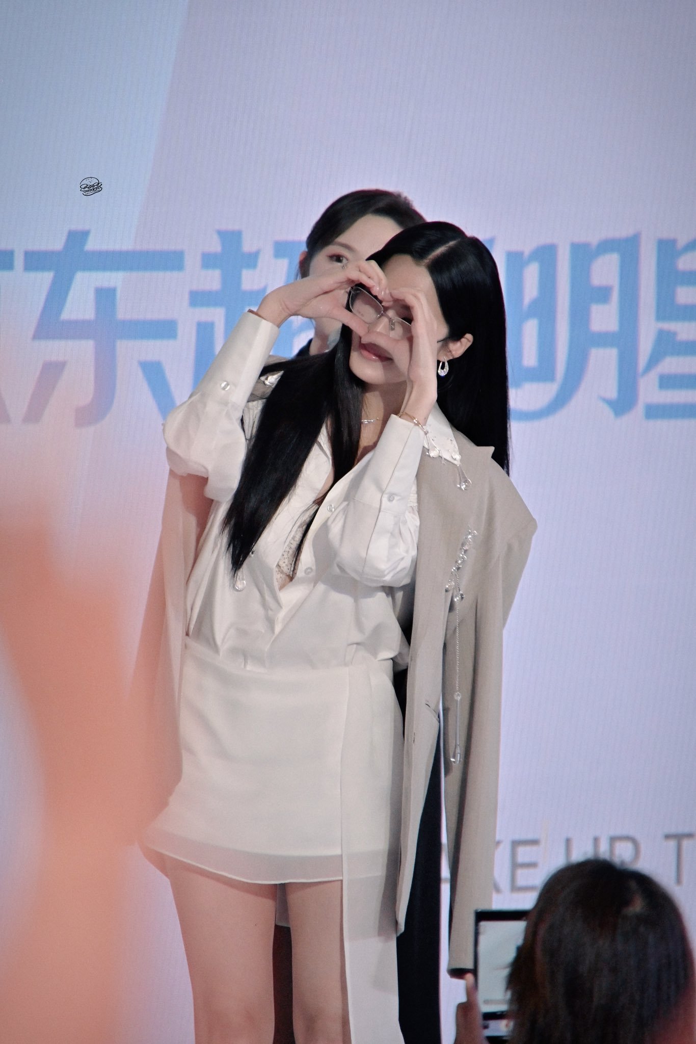 西装邝的杀伤力直接拉满🆘©logo邝玲玲 ·邝玲玲武汉活动人气 