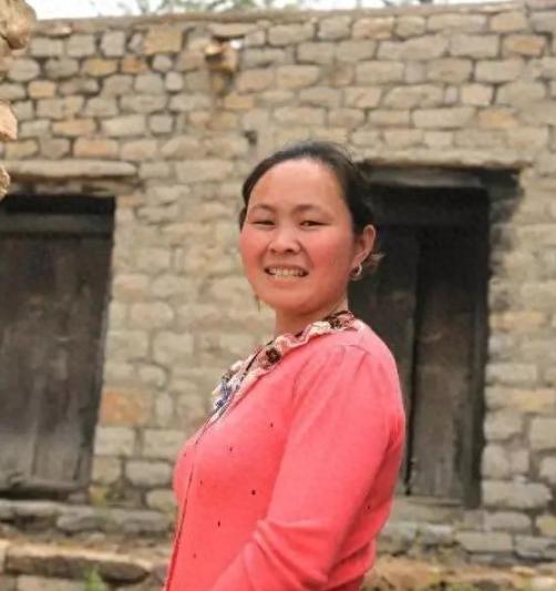 [微风]1994年，18岁女孩被人贩子以2700元卖给了放羊的人。新婚夜，女孩害