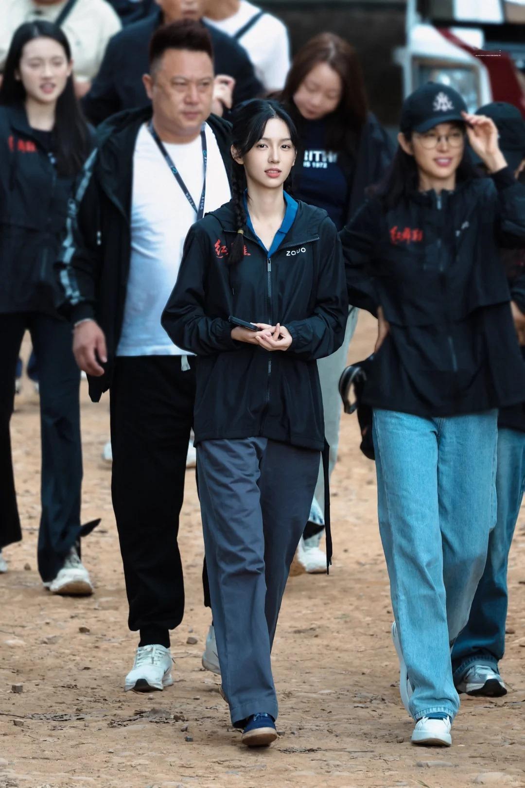 周也《红舞鞋》开机路透，又见麻花辫，开机大吉顺顺利利~ ​​​