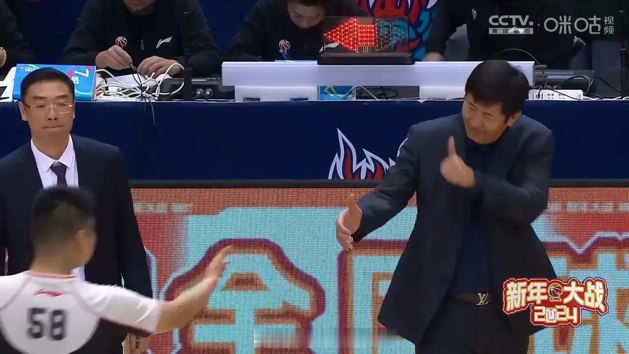 陶汉林命中率14中2怎么讲？丁伟竖大拇指不满裁判，山东队怎么样解套？


山东队