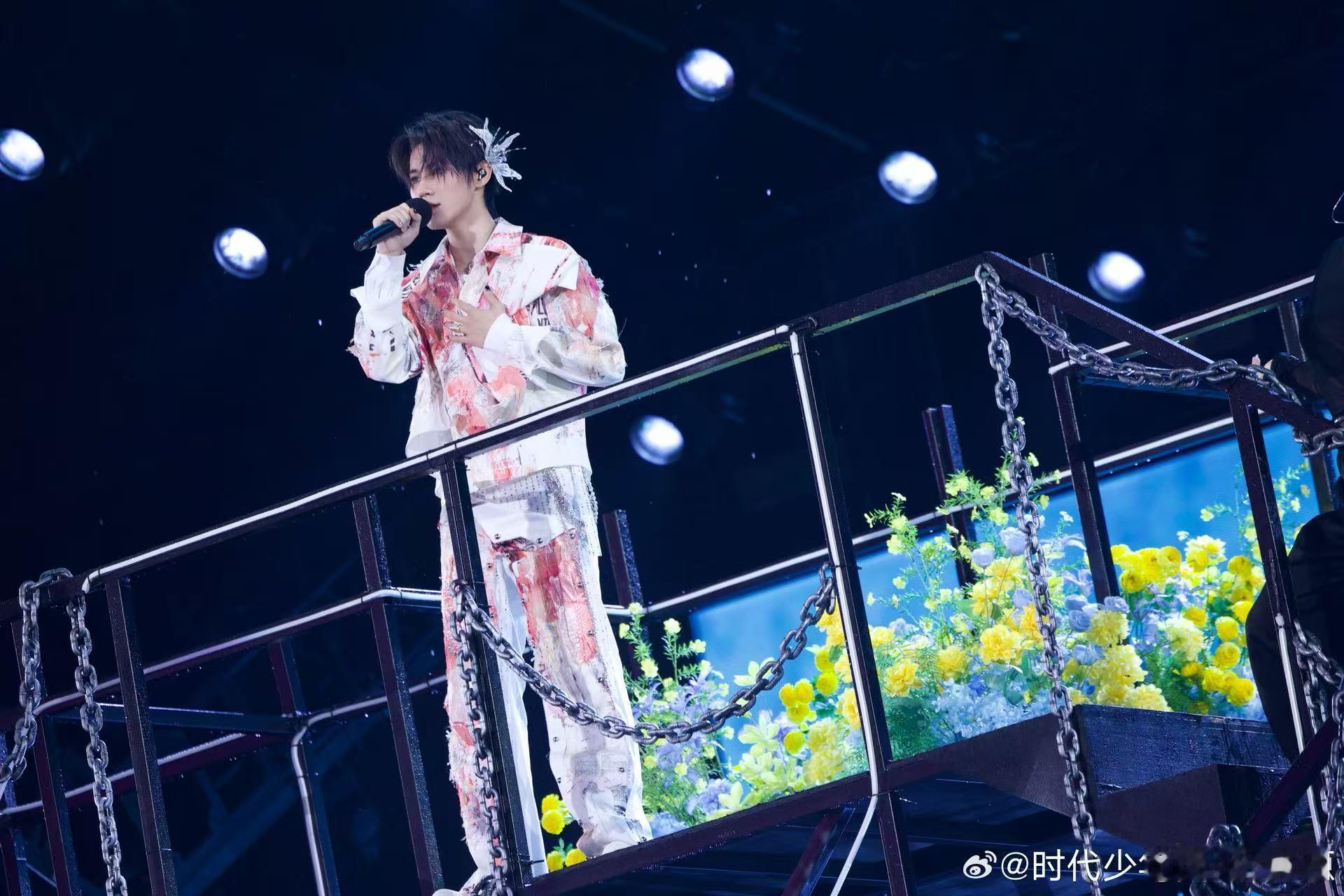 张真源第四天演唱会后的状态 谁能想到舞台上状态那么稳的他，私下一直在硬扛身体不适