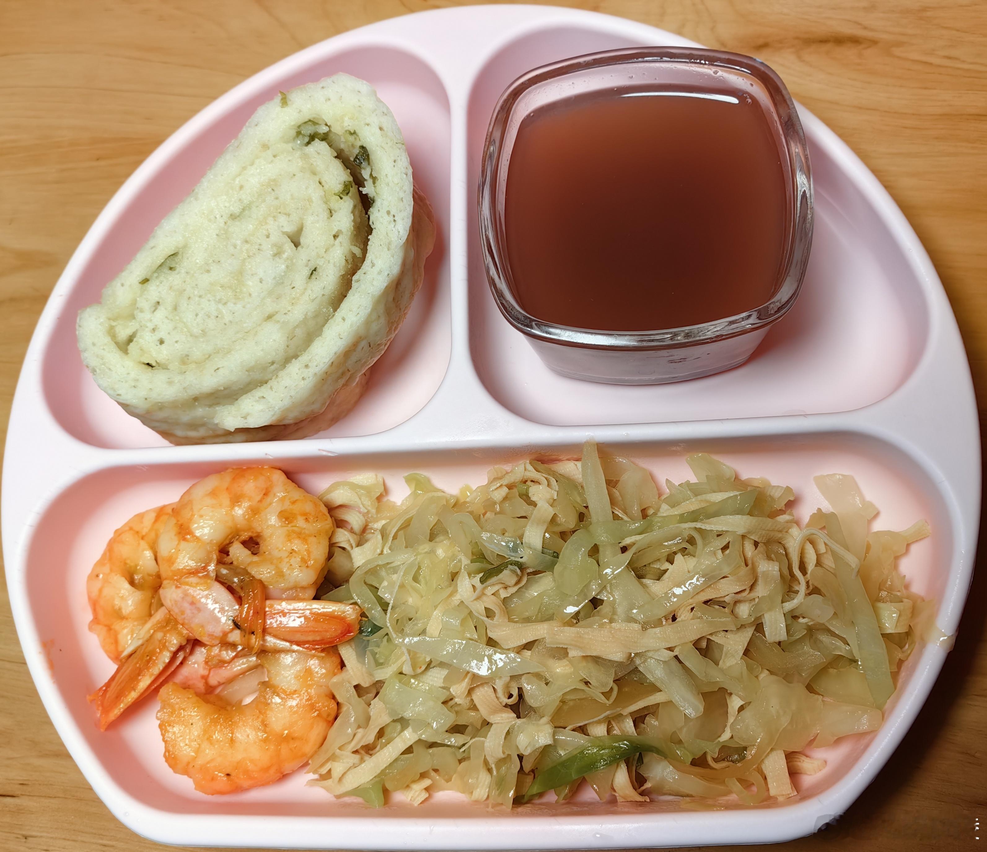 #糖糖的饭饭##科学育儿营养护航# 上午外出玩的挺晚了到家用肉丝小白菜鸡蛋煮的面