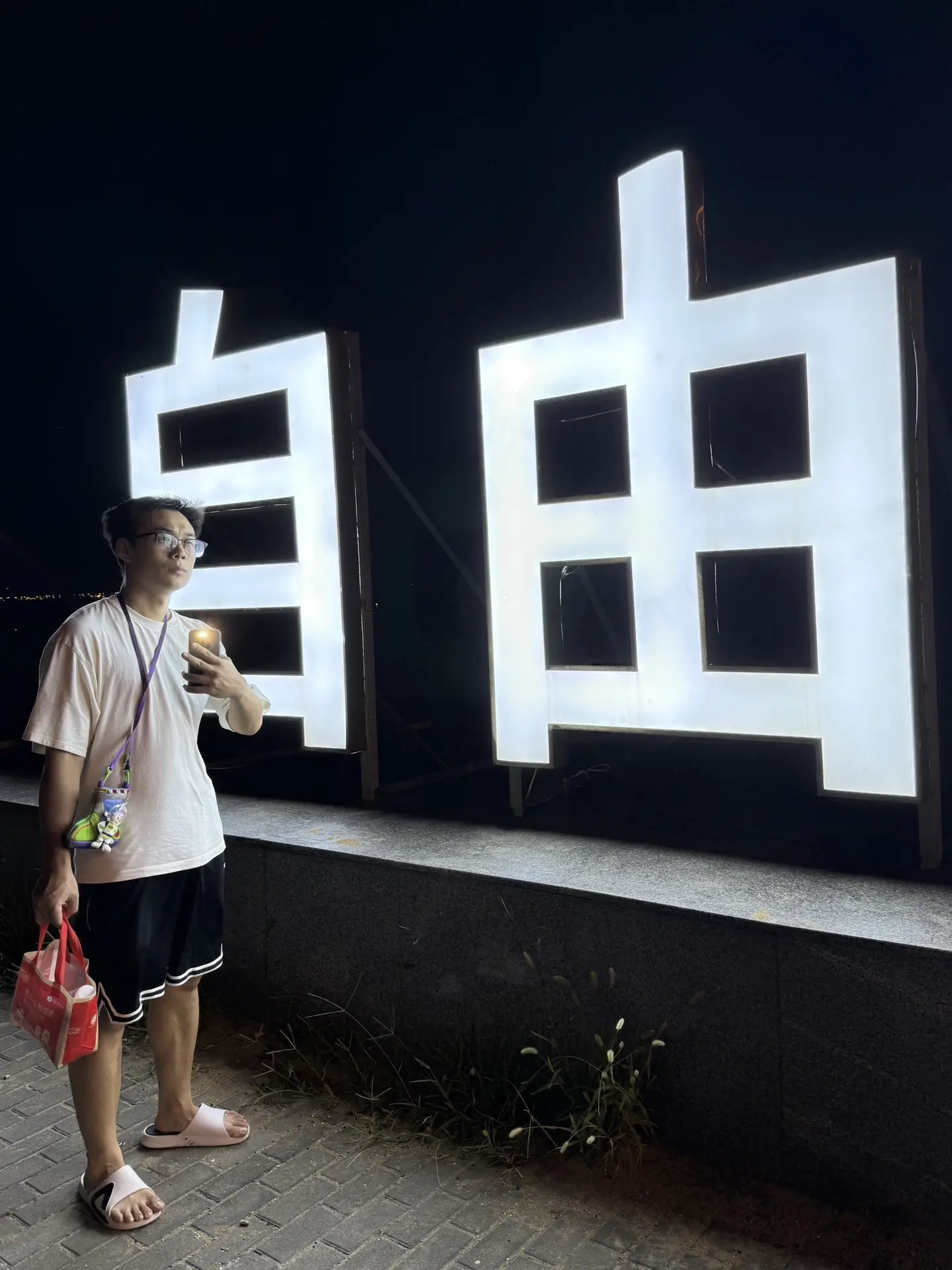 在大大的沙滩上面挖呀挖呀挖🏖️
