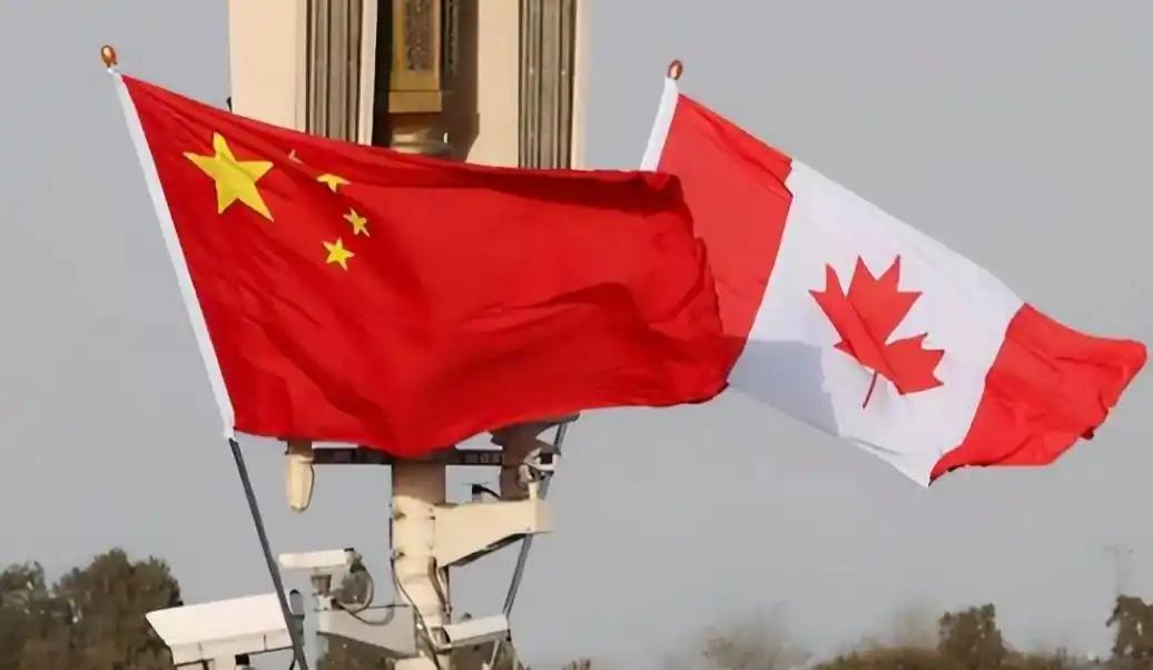 加拿大这回估计会让美国措手不及，主动找中国重启了断了8年的军方防务对话，作为紧跟