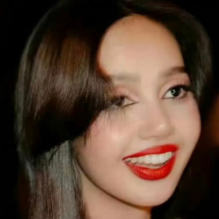 真的很喜欢lisa的笑容，当初最吸引三公子的也是这样纯真的笑吧，后来我的女孩再也