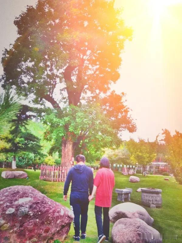 看到“水深千尺终有底”这句上联，我脑袋里瞬间就开始琢磨下联了。这句上联的意思是再