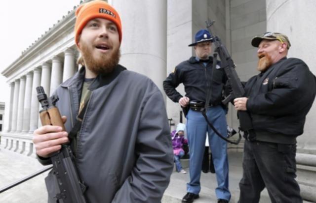 美国民间分散了4亿支枪，为什么美国人造反比登天还难，说白了，美国民众确实有枪，但