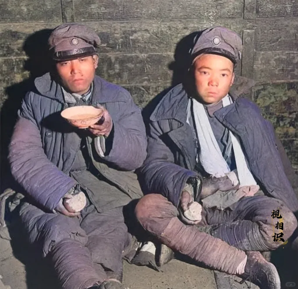 1948年，淮海战役时期，两名国军士兵的照片，其中一名手上还吊着绷带，显然是在战...