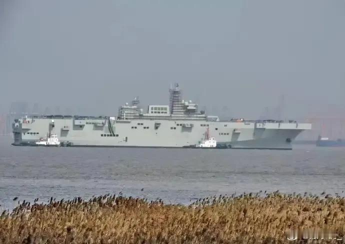 据说这是海试中的075两栖攻击舰四号舰。按照国际媒体报道，目前075级共建成服役