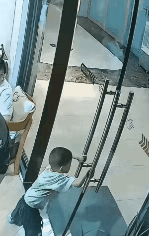 小孩的妈妈说是门的问题，店家说是小孩的问题，我觉得他们说的都不对，应该是孩子妈妈