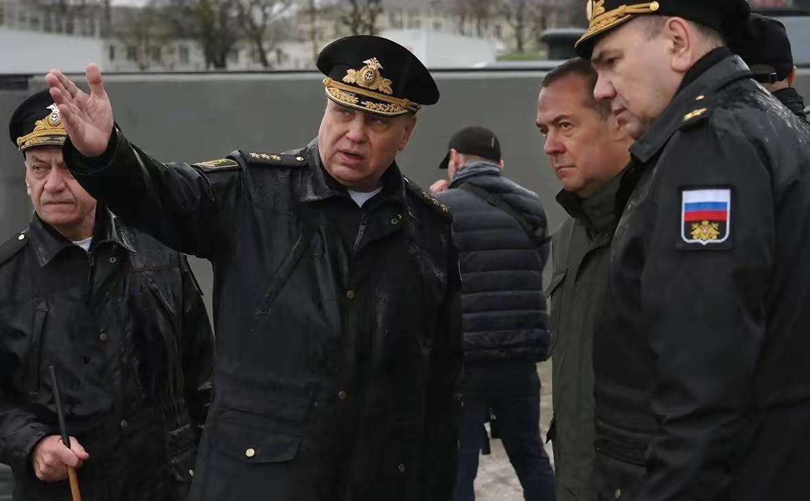 受俄罗斯武装力量最高统帅弗拉基米尔·普京的指示，俄安全委员会副主席梅德维杰夫于2