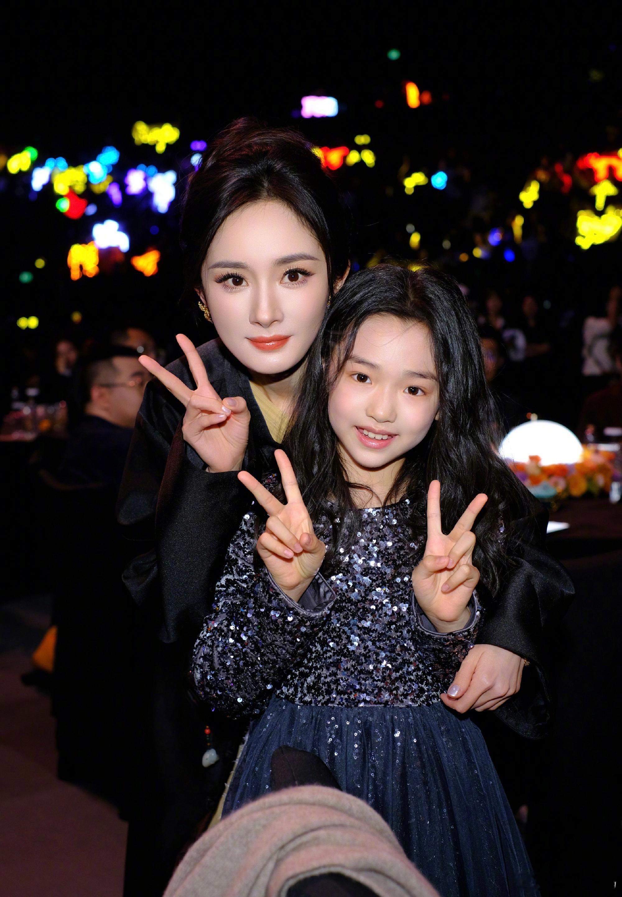 尖叫之夜最大赢家小酒窝，一款爱和娱乐圈美女帅哥集邮合照的萌物宝宝 小酒窝晒了17