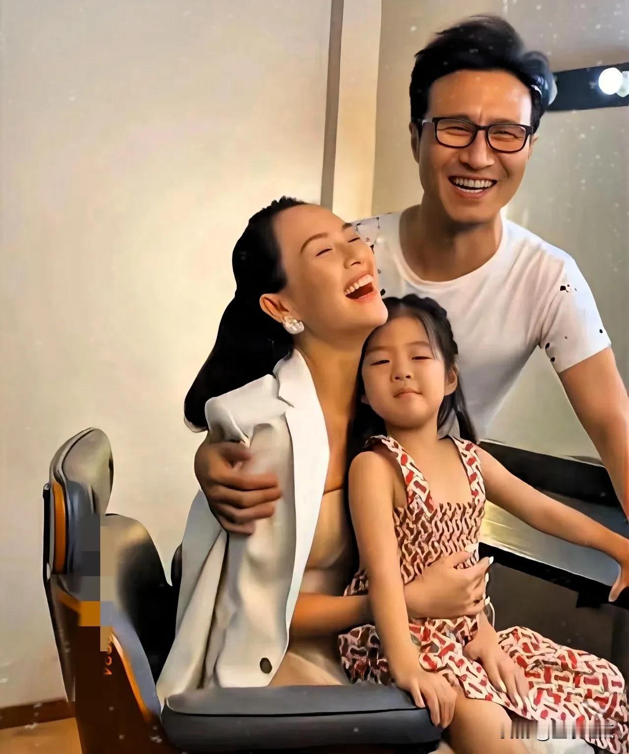 曾经的汪峰对章子怡是多么的宠爱，镜头下的他们夫妻多么恩爱，一家人洋溢在幸福之中！