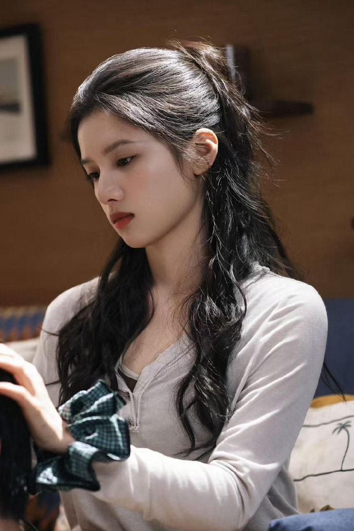 张婧仪头型好完美张婧仪半扎发美得恰到好处 张婧仪头型也太完美了，适配所有造型！张