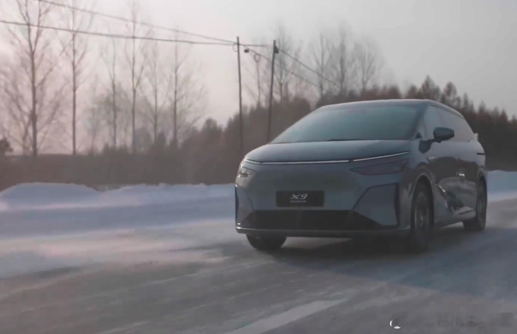 何小鹏冰雪试驾X9超级增程直呼太稳了 小鹏X9超级增程虽然没有四驱，但全系标配的