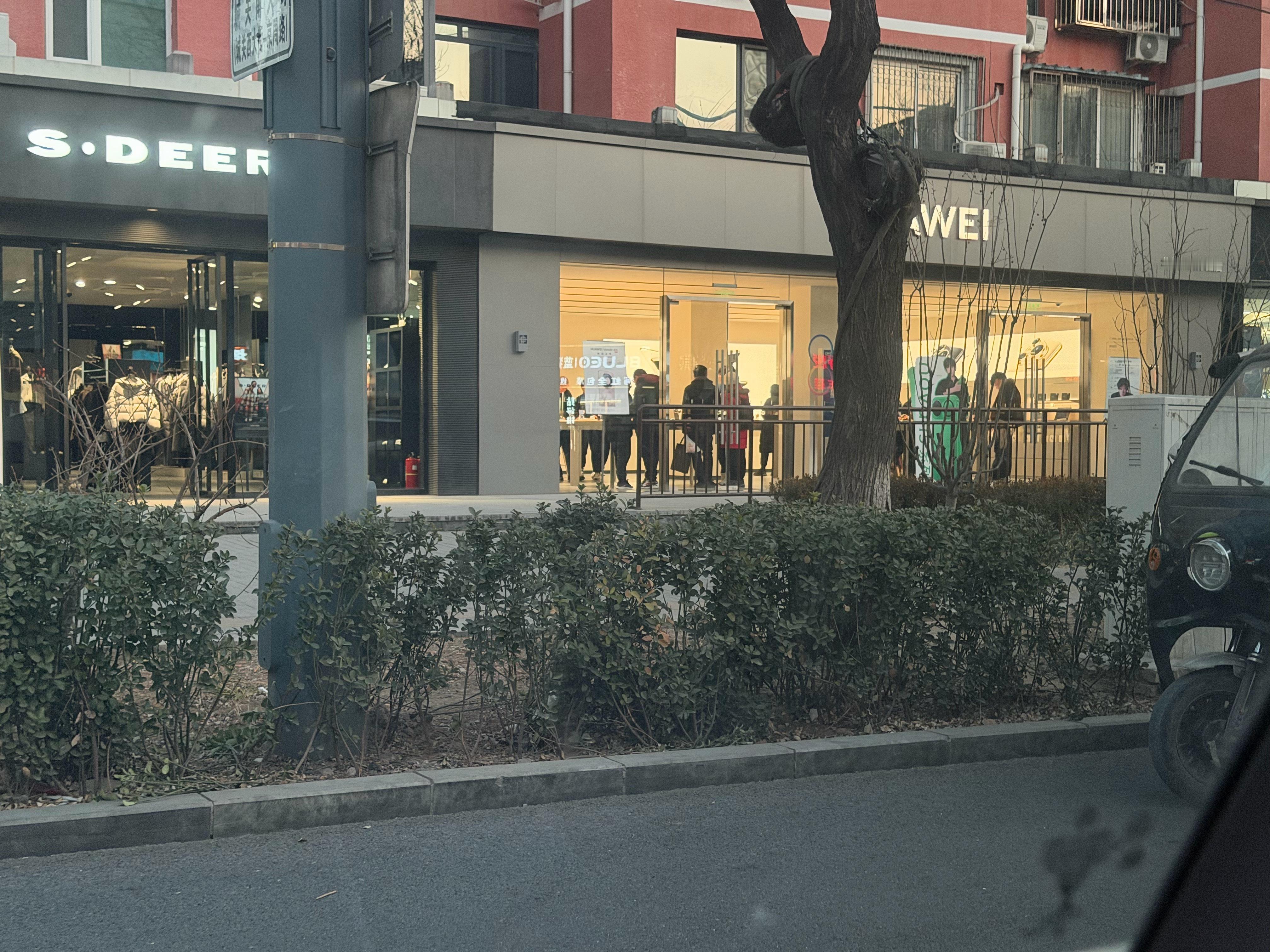 华为这家店虽然不大但人是真多估计奔着mate和nova去的占多数！ 