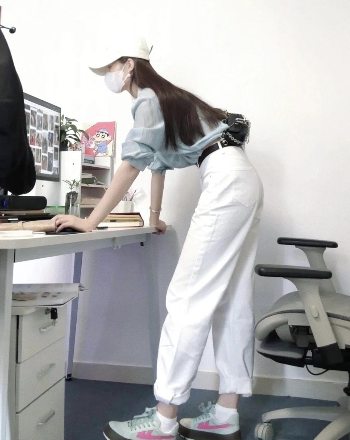 元气满满的办公日常，轻松穿搭get！💼👟