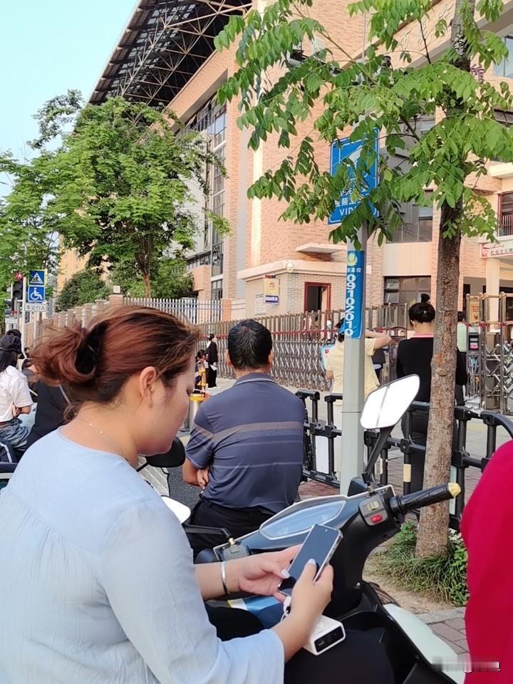 日复一日的生活，有等待和期盼，等待孩子的长大，期待孩子有所成就。我相信有付出就会