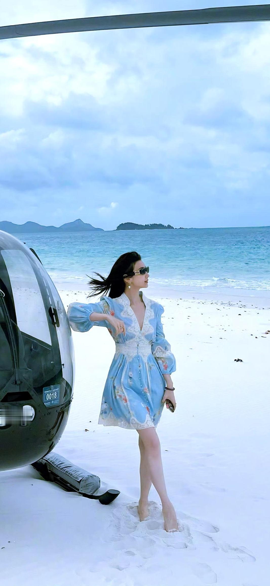 王子文真的是小巧精致的代名词，她自带一种让人怜爱的邻家女孩气质。
自《欢乐颂》里