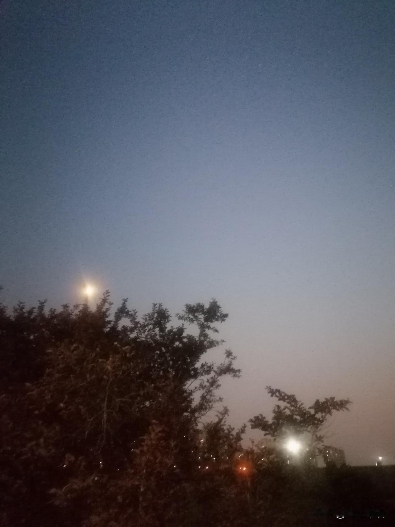 傍晚的风真大，冷空气再一次来临，好在到家了，吃上一顿热乎的晚饭，之后就是自由放松