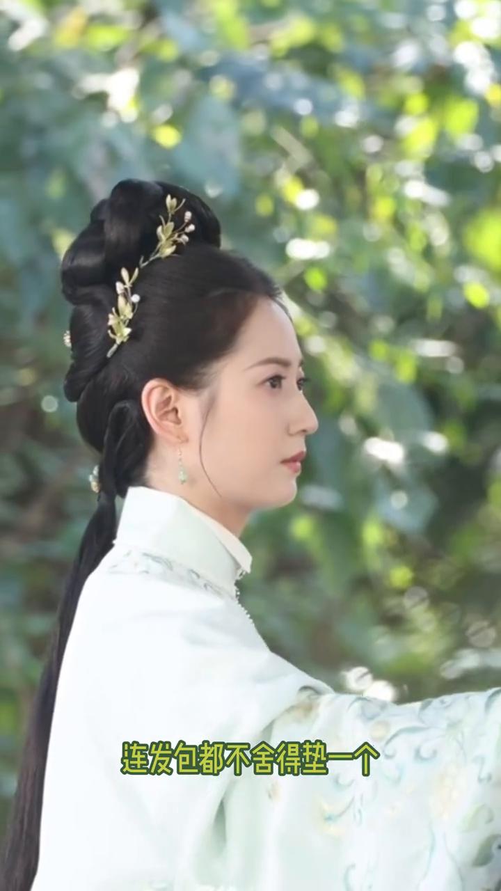 陈钰琪真的是没有赶上好时候，她演女主的时候服化道全是极简风，别说各种华丽的发饰了