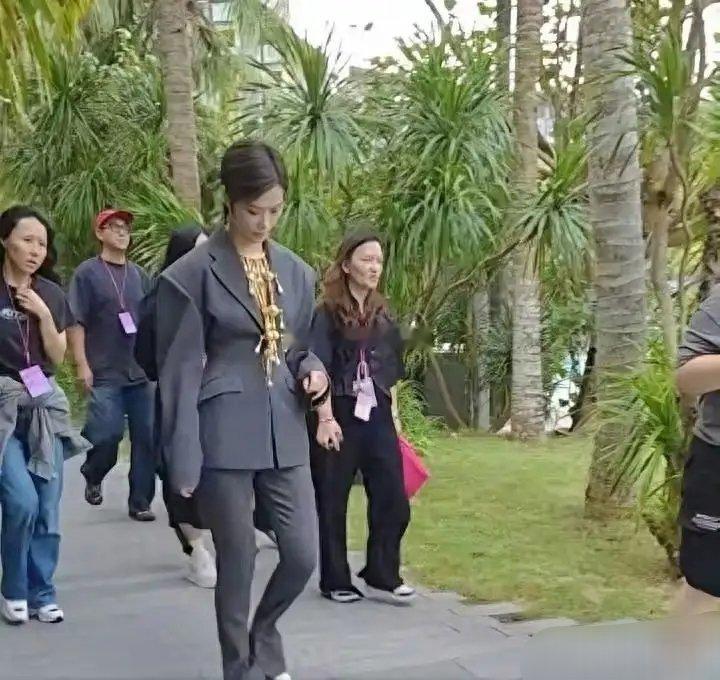 李宇春现身高端活动，一袭黑衣搭配醒目大金项链，酷帅造型瞬间成为焦点。往昔她以简约