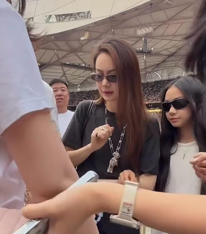 这娃儿主打一个会端水先像妈妈，然后又像爸爸，主打一个公平不过无论像爸爸还是妈妈，