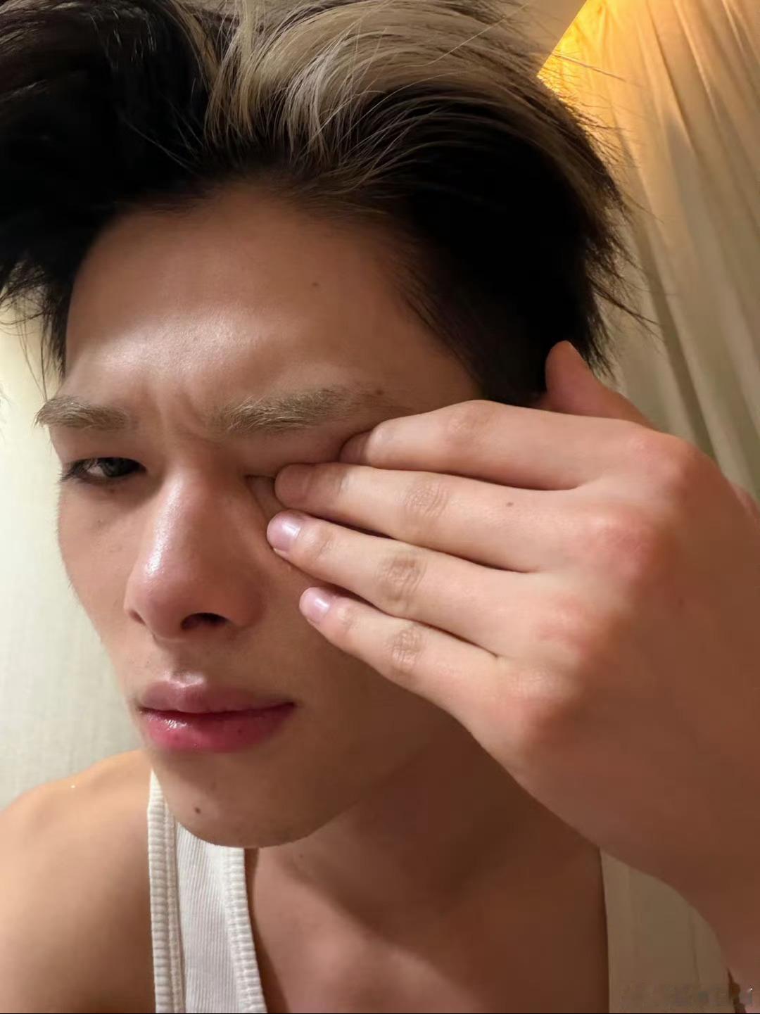 西村力生图，曾因容貌焦虑直播落泪，也有不少网友点评这真的是爱豆吗？你们觉得呢？西