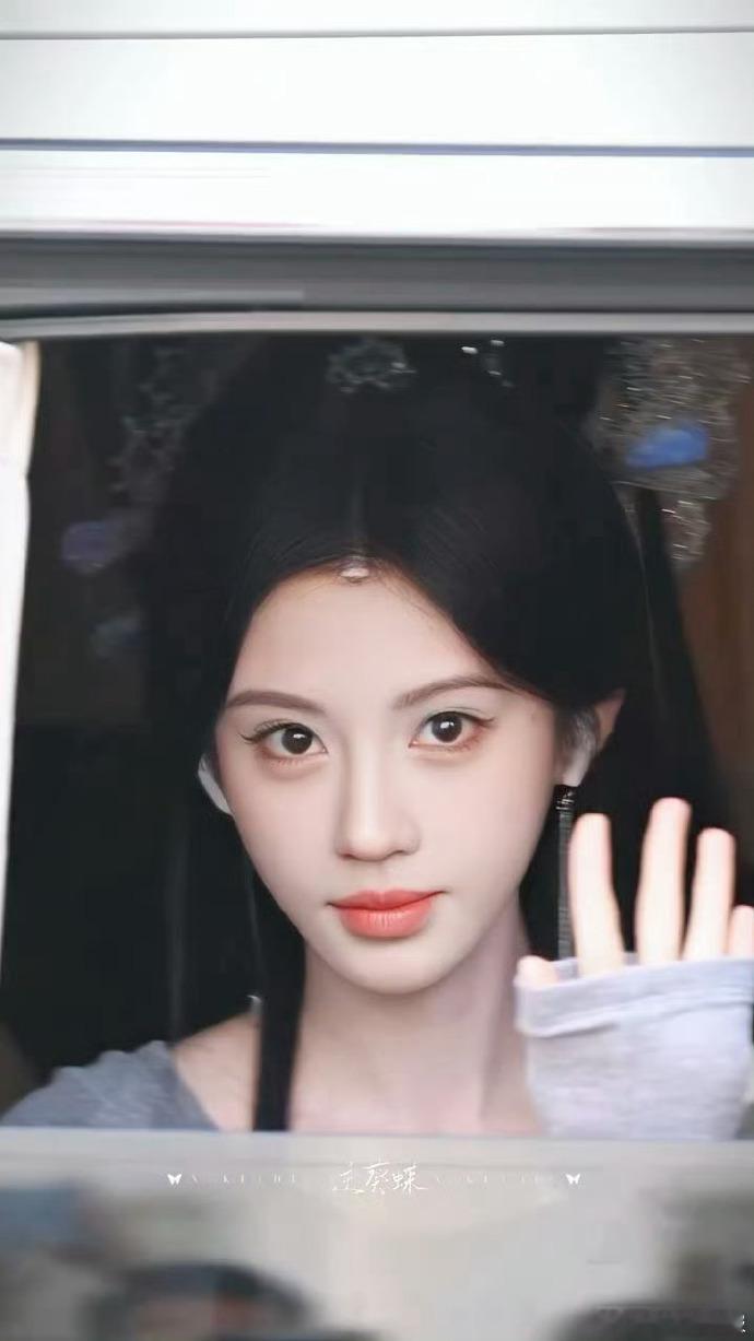鞠婧祎怼脸美的好惊人鞠婧祎阿黛出妆  颜值暴击！鞠婧祎怼脸美貌惊人，肌肤细腻零瑕