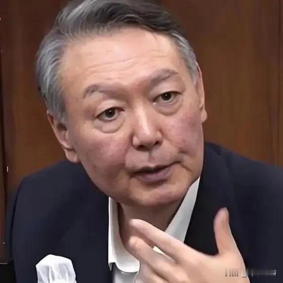 尹锡悦真不愧是半岛第一深情，都这个时候了还护着老婆。当时戒严的导火索之一，就是妻