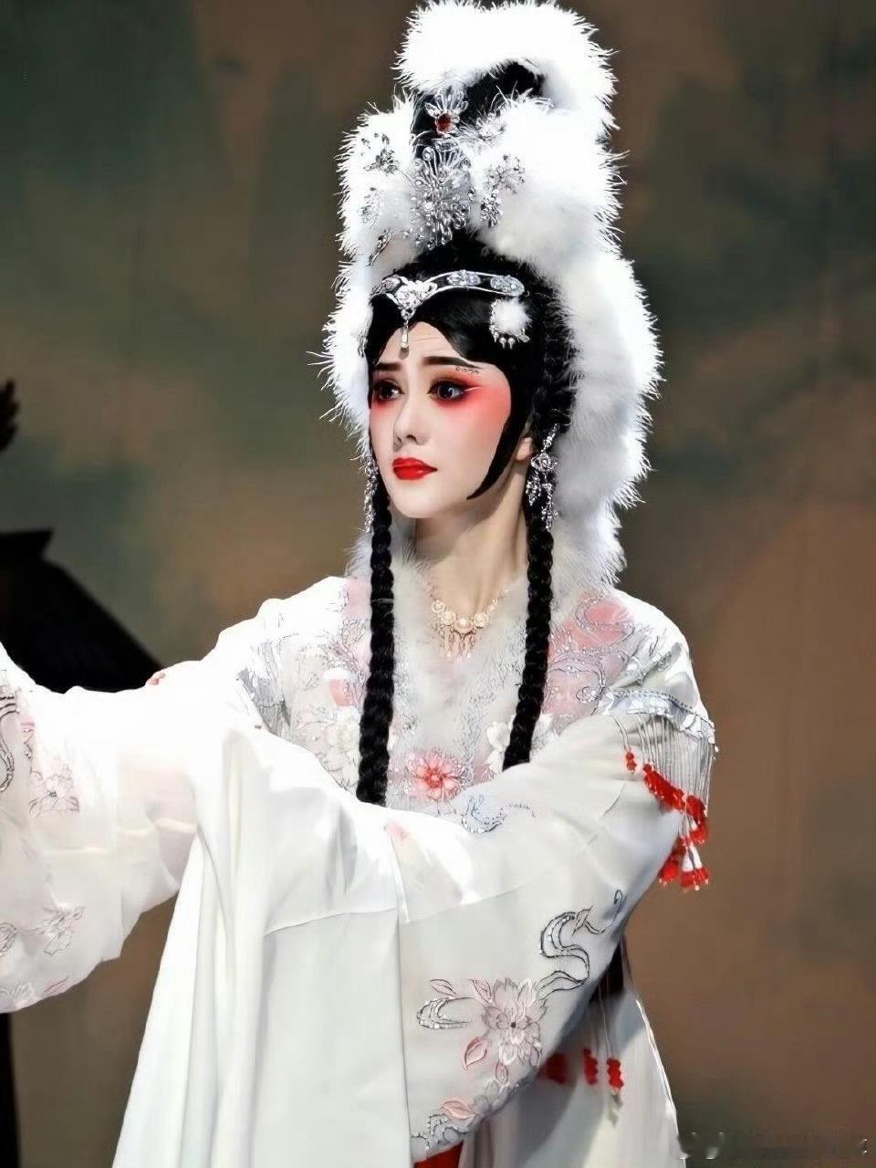 刘红兵爱忆秦娥吗风光时倾心台上耀眼的忆秦娥，下岗加孩子患病双重重压袭来，从前爱笑
