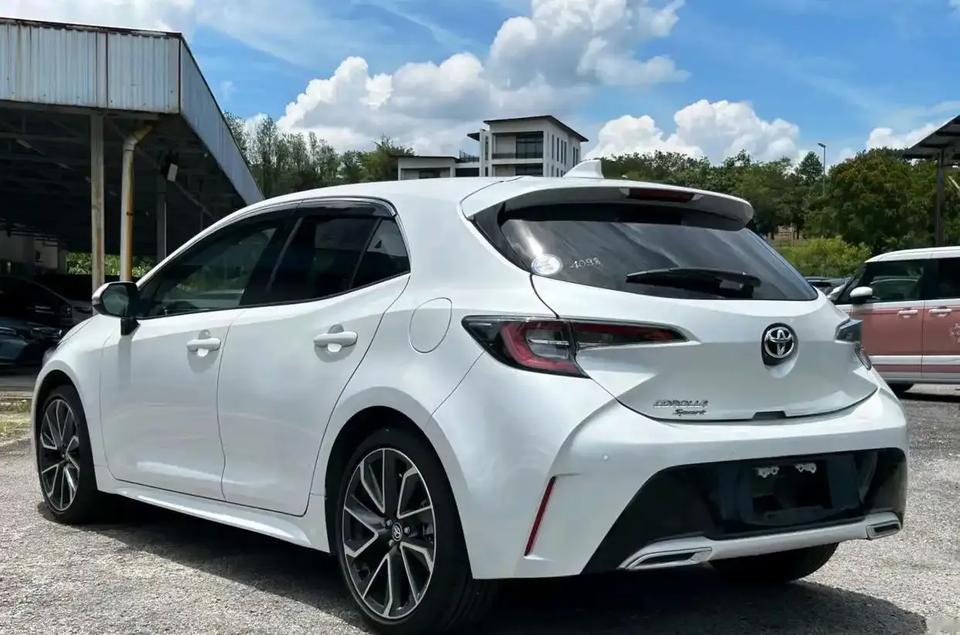 卡罗拉锐放还有多处储物空间，门板，扶手，中控台杯架等储物间充裕，手机，钥匙，水杯