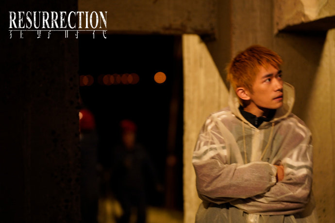 电影《狂野时代》易烊千玺阿波罗片场花絮照,阿波罗前进、狂奔，不惧夜的黑，这肌肉线