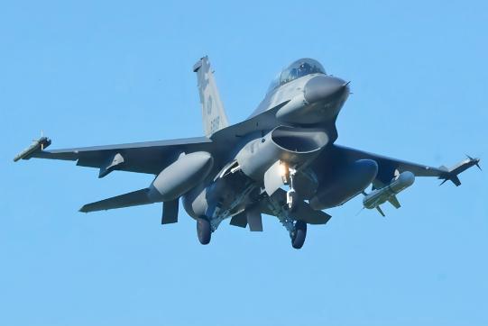 美国卖F-16V给台湾，首批两架已经上路——大陆的回应不该只是“坚决反对”四个字
