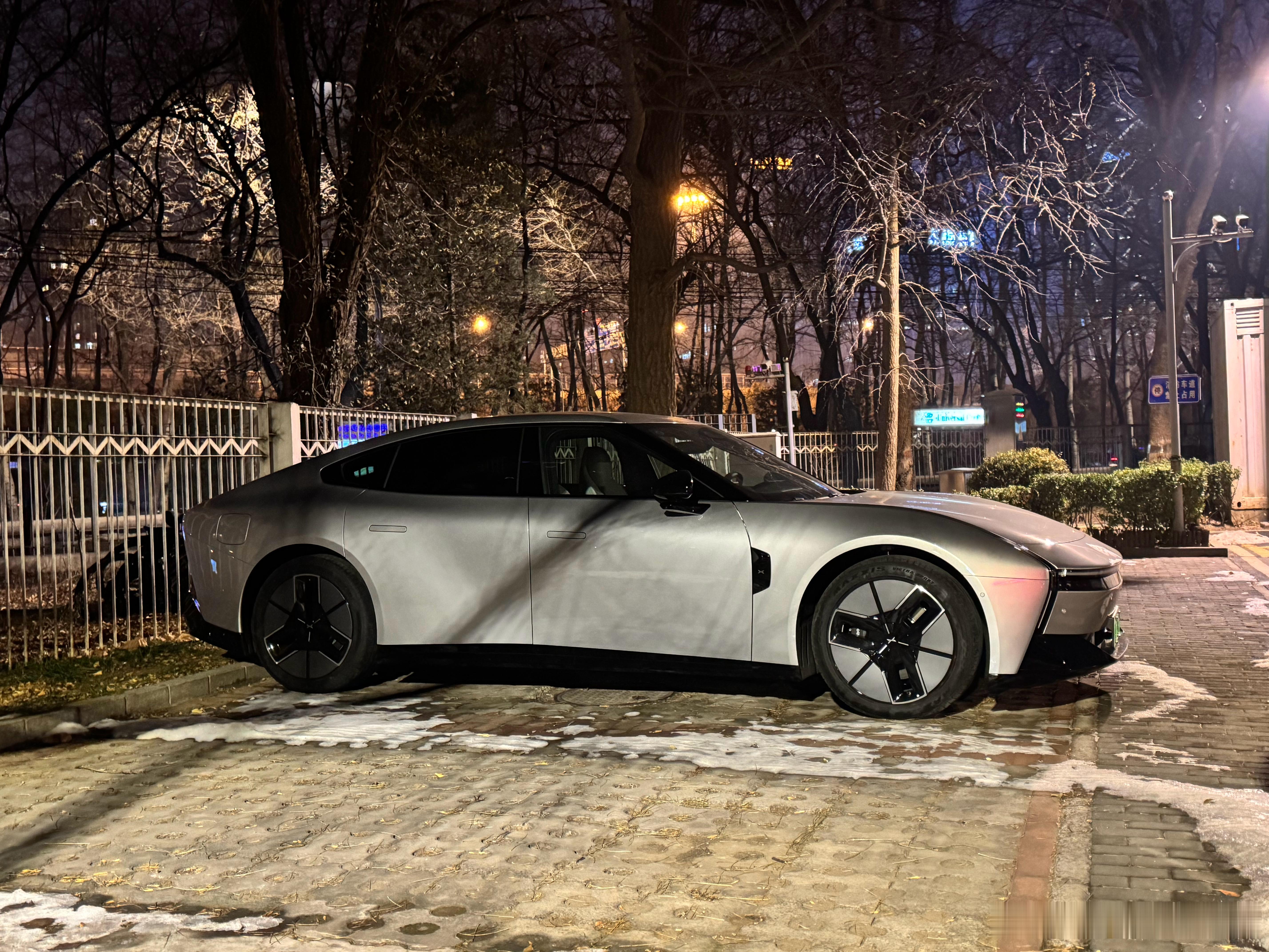 新的小鹏P7，挺帅，看半天。凯文聊车