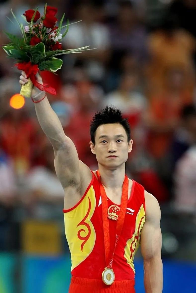 杨威，中国著名的男子体操运动员，hardware  利于  2001  年悉尼世