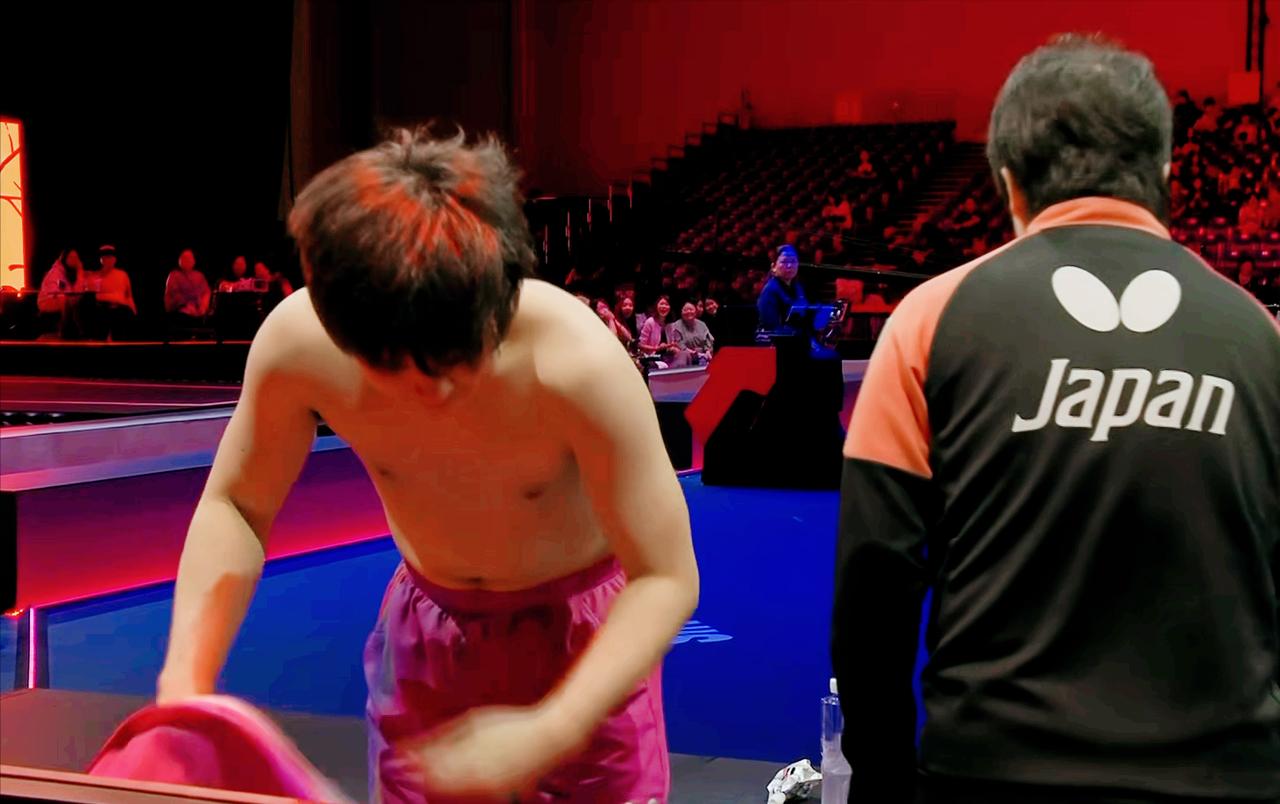 笑死！张本智和的暂停，总是让人莫名其妙！

第一局
张本智和9:6领先，
自己发