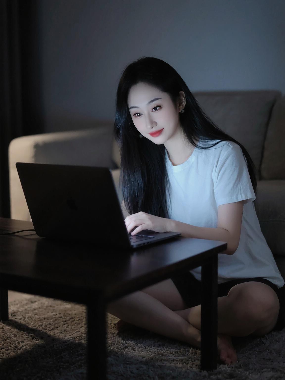 我们终其一生，都在找一个能说话的人，能听你说话，能听懂你说话，能听你说...
