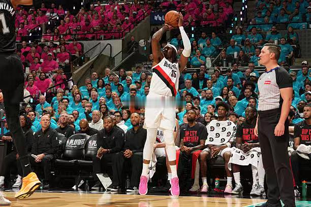 开拓者对马刺G1，相比于克林根，罗伯特-威廉姆斯的表现明显要好出许多，至少在防守