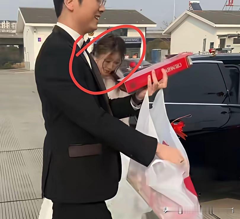 李婷和新郎在高速服务区稍作休息，热情地向车友和路人发烟发喜糖。小伙子帅气又豪爽，